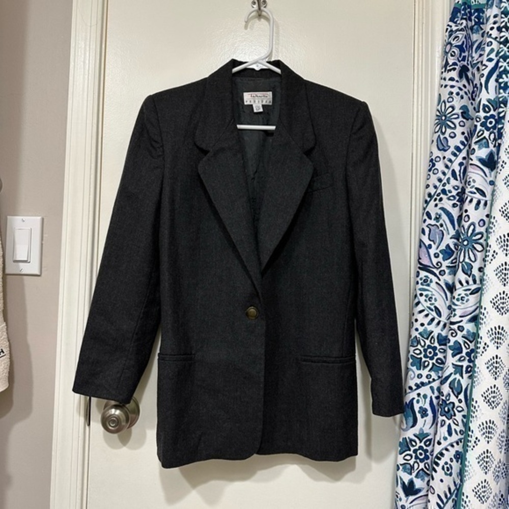 Vintage Talbots Petite 6P 100% Pure Wool Gray Blazer
Condition 8/10 no flaws